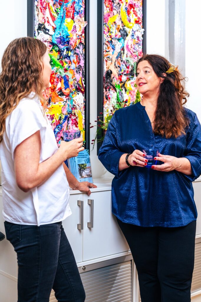 Administrativ koordinator og chefpsykolog i samtale hos Neuropsykologisk Praksis i Aarhus, fotograferet af brandingfotograf Skovgaard &amp; Damgaard.