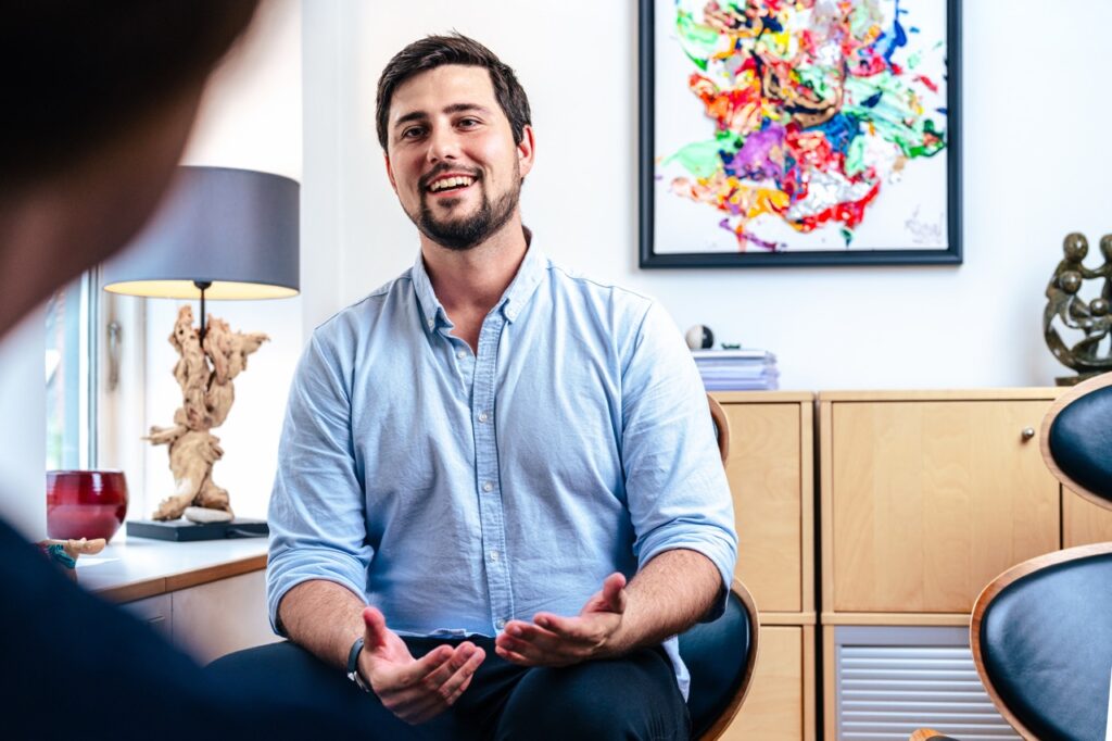 Psykolog i konsultationssituation hos Neuropsykologisk Praksis i Aarhus, fotograferet af erhvervsfotograf Skovgaard &amp; Damgaard.
