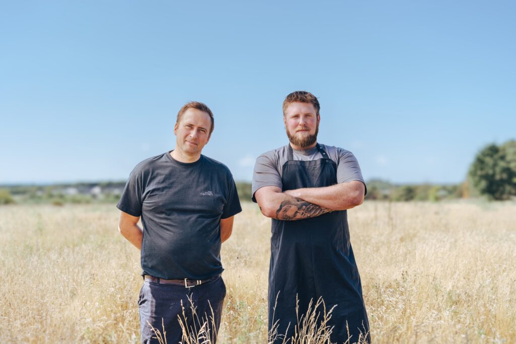 Erhvervsfotografering af Skovgaard & Damgaard – portræt af Jacob Møller og Asbjørn Lindhardt fra Møller & Damgaard Gastro Jacob Møller og Asbjørn Lindhardt fra Møller & Damgaard Gastro fotograferet i en mark af Skovgaard & Damgaard.